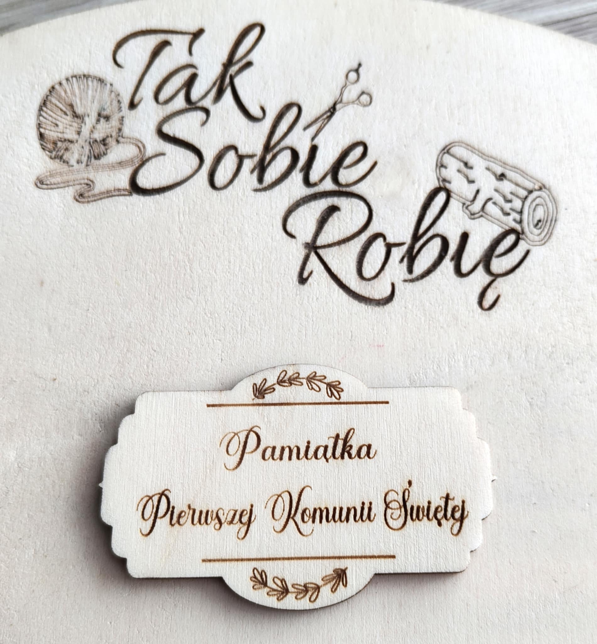 146 TABLICZKA PAMIĄTKA PIERWSZEJ KOMUNII ŚWIĘTEJ OK.8x5cm